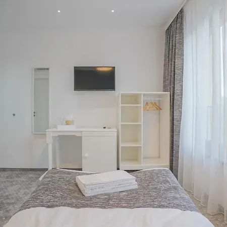 Monarch House 3*