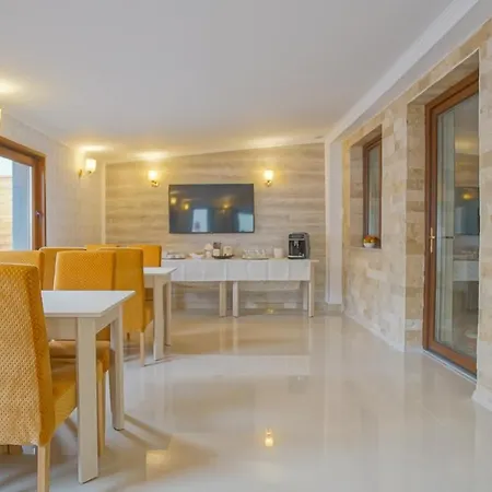 Guest house Monarch House