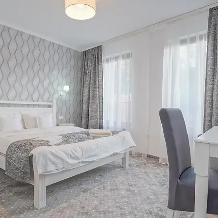 Monarch House 3*