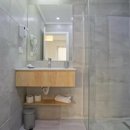 Monarch House 3*