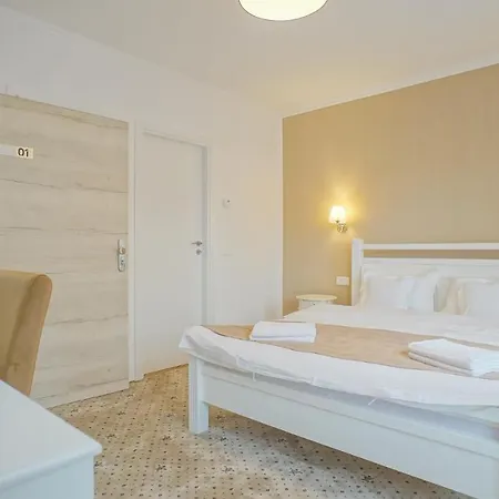 Monarch House Guest house 3*