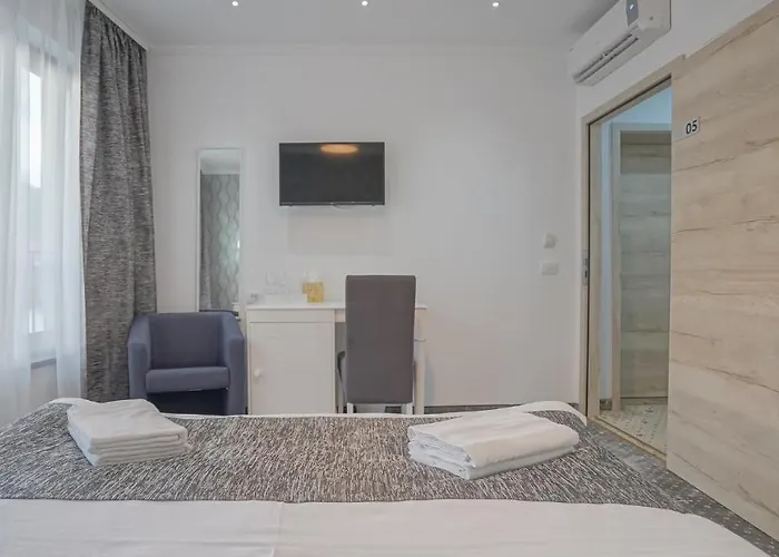 Monarch House Guest house 3*