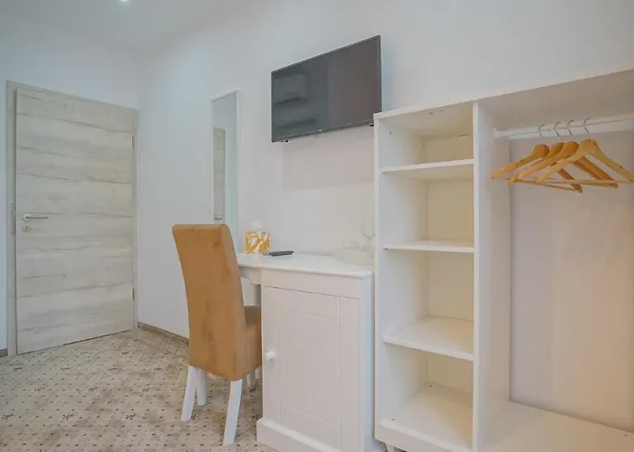 Guest house Monarch House