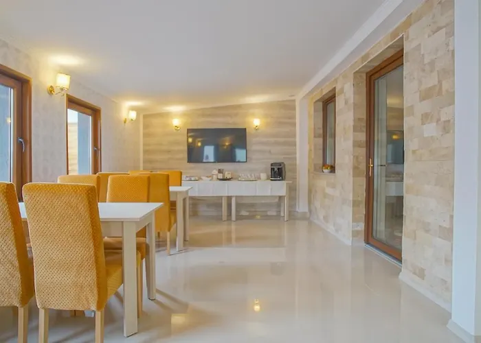 Guest house Monarch House