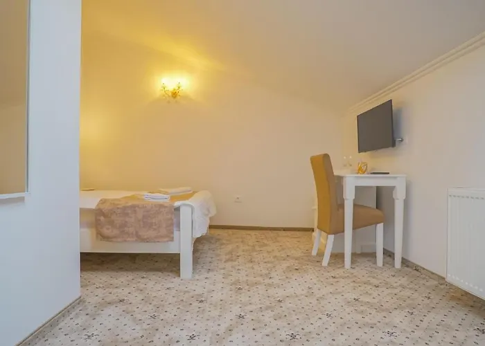 Guest house Monarch House Brasov