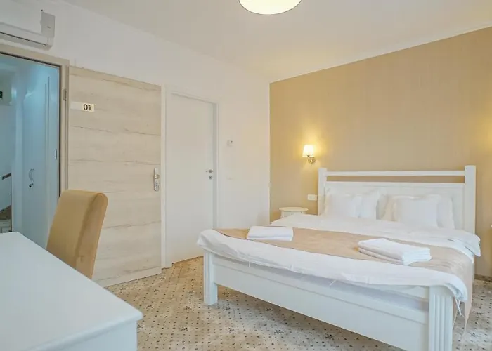 Monarch House Guest house 3*